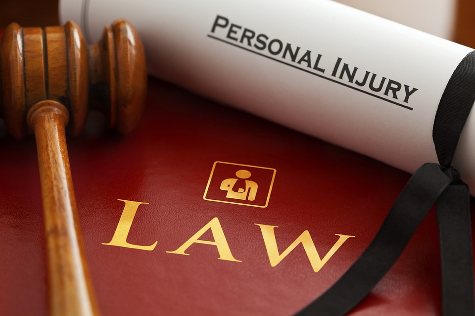 Law book and gavel of a Latin personal injury Lawyer Las Vegas, NV
